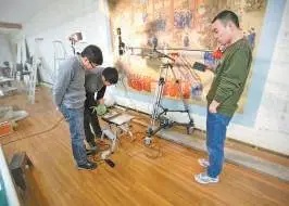 高光谱--工作人员对书画文物做高光谱分析